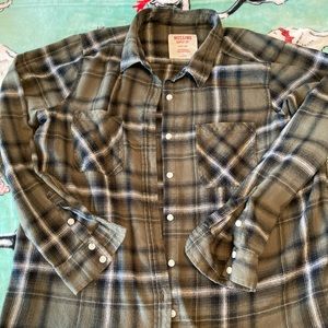 Women’s flannel shirt
